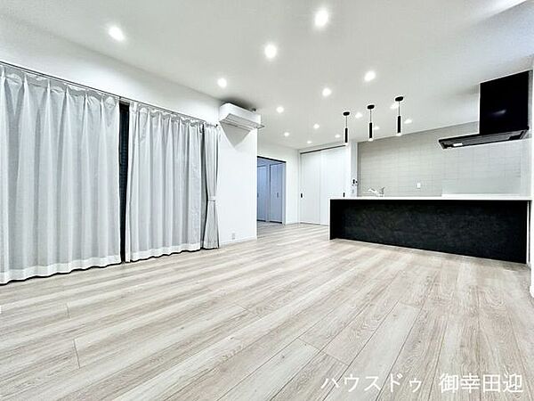 ■安らぎと笑顔の中心地■陽光が優しく降り注ぎ、会話が自然と弾む。ここでは、毎日が特別な時間へと変わります