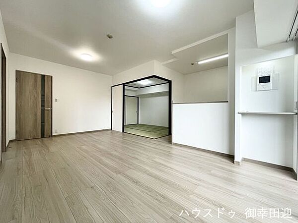 ■安らぎと笑顔の中心地■陽光が優しく降り注ぎ、会話が自然と弾む。ここでは、毎日が特別な時間へと変わります。