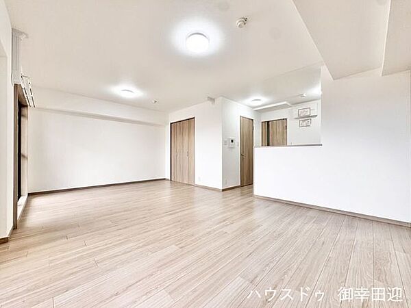 ■安らぎと笑顔の中心地■陽光が優しく降り注ぎ、会話が自然と弾む。ここでは、毎日が特別な時間へと変わります。