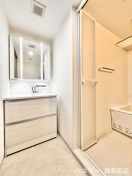 ■清々しいリフレッシュ空間■自分を磨き、気持ちを切り替える。心地よい光が差し込むプライベートスペース。