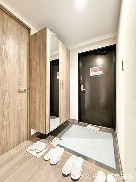 ■「ただいま」の安堵をくれる場所■訪れる人を迎え入れ、帰るたびにホッと一息つける、明るく機能的なエントランス。