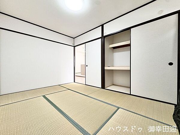 ■6帖和室■ゲストをもてなし、昼寝や家事にも使える、畳のぬくもりが心地よい多目的万能スペース。