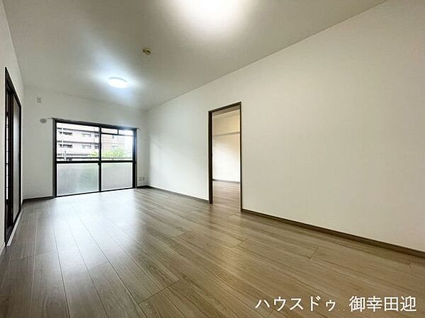 ■安らぎと笑顔の中心地■陽光が優しく降り注ぎ、会話が自然と弾む。ここでは、毎日が特別な時間へと変わります。
