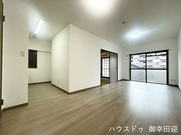 ■安らぎと笑顔の中心地■陽光が優しく降り注ぎ、会話が自然と弾む。ここでは、毎日が特別な時間へと変わります。