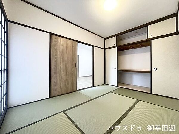 ■6帖和室■ゲストをもてなし、昼寝や家事にも使える、畳のぬくもりが心地よい多目的万能スペース。