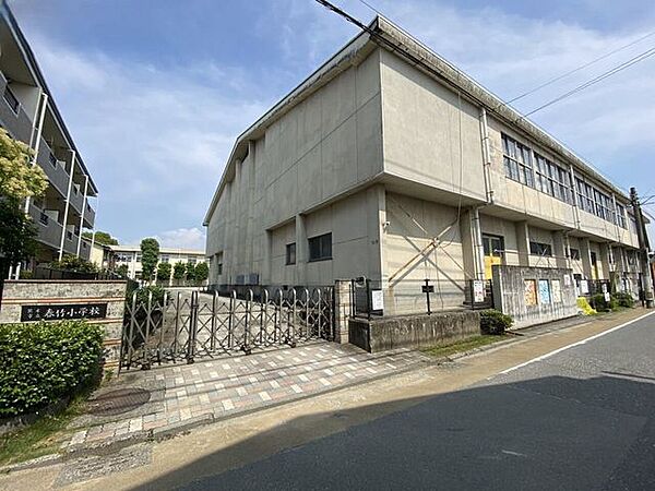 春竹小学校 670m