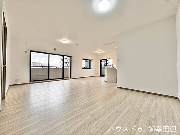■安らぎと笑顔の中心地■陽光が優しく降り注ぎ、会話が自然と弾む。ここでは、毎日が特別な時間へと変わります。