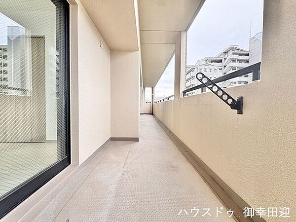 ■空の下の開放的な特等席■日光浴や読書、外の空気を感じながらリフレッシュ。暮らしを豊かにする、もう一つの心地よい空間です。