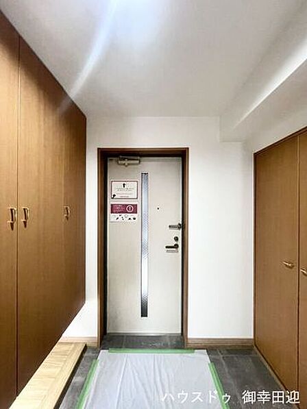 ■「ただいま」の安堵をくれる場所■訪れる人を迎え入れ、帰るたびにホッと一息つける、明るく機能的なエントランス。