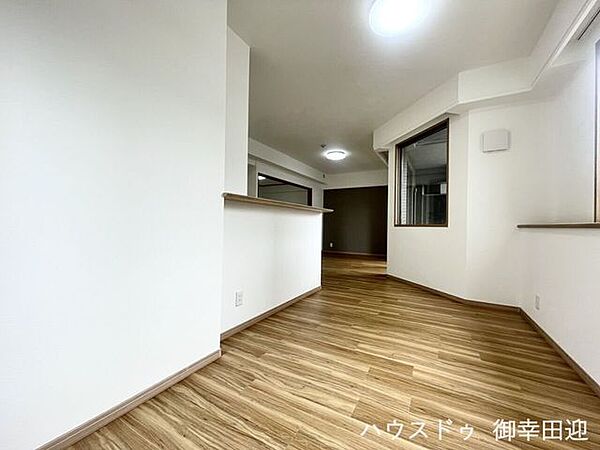 ■安らぎと笑顔の中心地■陽光が優しく降り注ぎ、会話が自然と弾む。ここでは、毎日が特別な時間へと変わります。