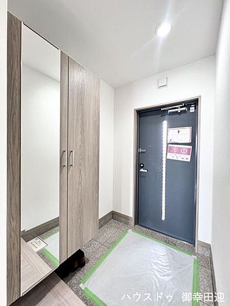■「ただいま」の安堵をくれる場所■訪れる人を迎え入れ、帰るたびにホッと一息つける、明るく機能的なエントランス。