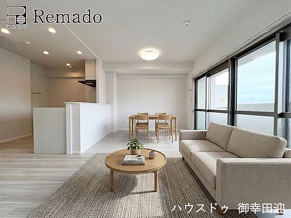 ■家族の笑顔が集う中心地■お気に入りの家具を迎え、窓からは心地の良い光が差し込みます。※ＣＧで家具を配置しています。