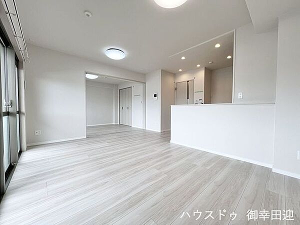 ■安らぎと笑顔の中心地■陽光が優しく降り注ぎ、会話が自然と弾む。ここでは、毎日が特別な時間へと変わります。