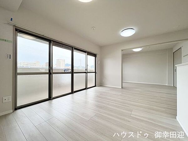 ■安らぎと笑顔の中心地■陽光が優しく降り注ぎ、会話が自然と弾む。ここでは、毎日が特別な時間へと変わります。