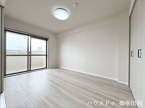 ■5.9帖洋室■寝室、書斎、趣味の部屋。家族の成長やライフスタイルに合わせ、様々な使い方ができる快適な空間です。
