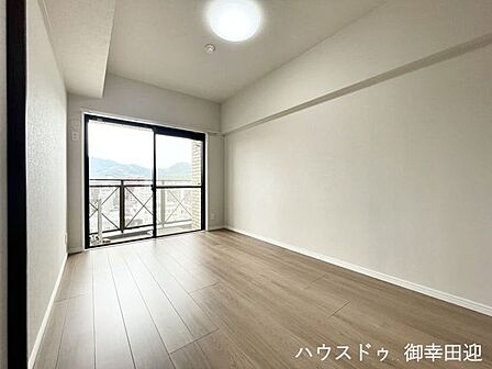 ■2階5.7帖洋室■寝室、書斎、趣味の部屋。家族の成長やライフスタイルに合わせ、様々な使い方ができる快適な空間です。