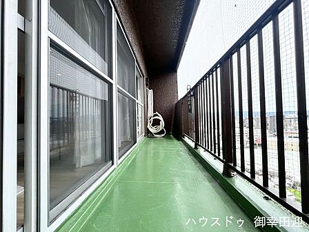 ■空の下の開放的な特等席■日光浴や読書、外の空気を感じながらリフレッシュ。暮らしを豊かにする、もう一つの心地よい空間です。