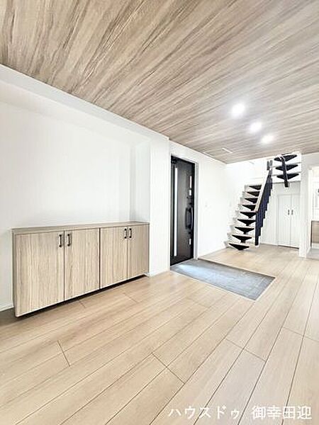 ■「しまう」が叶える美しい玄関■大容量のシューズボックスがあることでいつも整理された、気持ちの良い「家の顔」を保てます。