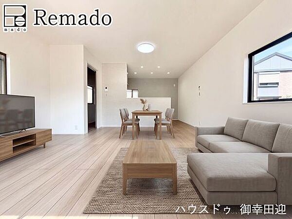 ■家族の笑顔が集う中心地■お気に入りの家具を迎え、窓からは心地の良い光が差し込みます。※ＣＧで家具を配置しています。