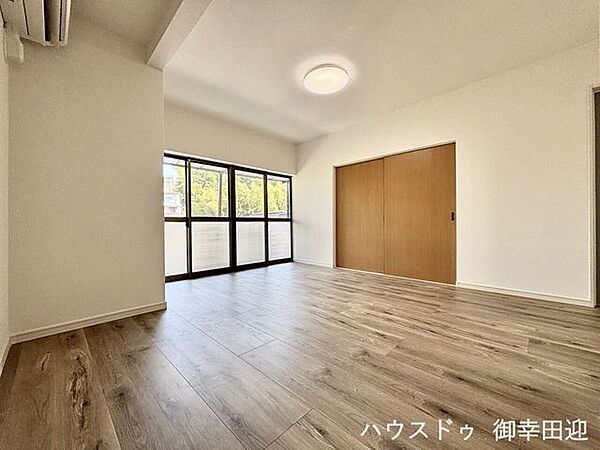 ■安らぎと笑顔の中心地■陽光が優しく降り注ぎ、会話が自然と弾む。ここでは、毎日が特別な時間へと変わります。