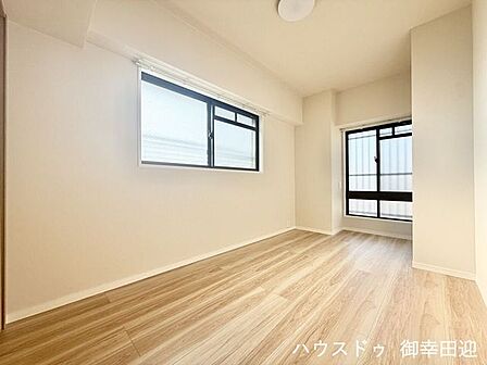 ■2階5帖洋室■寝室、書斎、趣味の部屋。家族の成長やライフスタイルに合わせ、様々な使い方ができる快適な空間です。