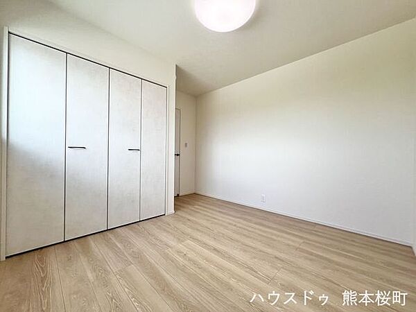 ■洋室(2)■寝室、書斎、趣味の部屋。家族の成長やライフスタイルに合わせ、様々な使い方ができる快適な空間です。