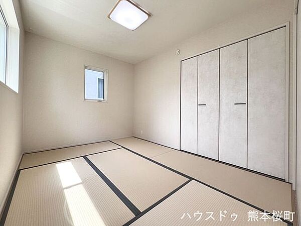 ■和室■ゲストをもてなし、昼寝や家事にも使える、畳のぬくもりが心地よい多目的万能スペース。
