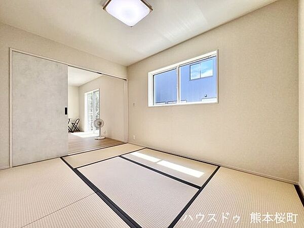 ■和室■ゲストをもてなし、昼寝や家事にも使える、畳のぬくもりが心地よい多目的万能スペース。