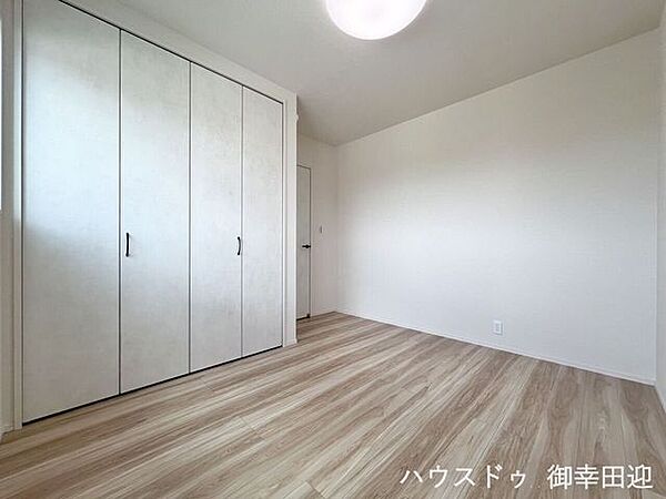 ■洋室(1)■寝室、書斎、趣味の部屋。家族の成長やライフスタイルに合わせ、様々な使い方ができる快適な空間です。