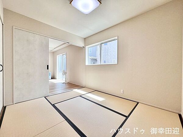 ■和室■ゲストをもてなし、昼寝や家事にも使える、畳のぬくもりが心地よい多目的万能スペース。