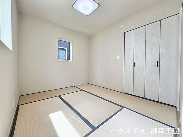 ■和室■ゲストをもてなし、昼寝や家事にも使える、畳のぬくもりが心地よい多目的万能スペース。