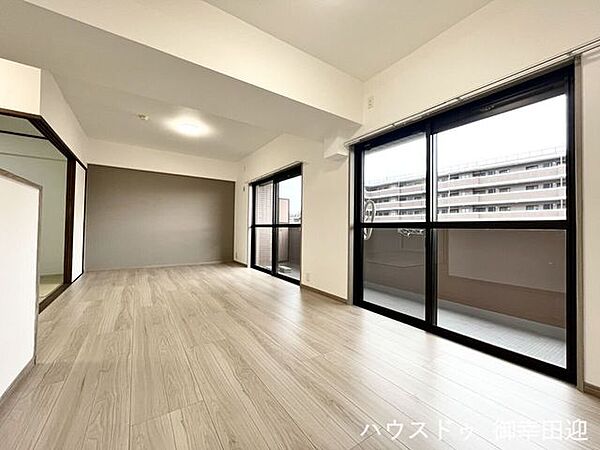 ■安らぎと笑顔の中心地■陽光が優しく降り注ぎ、会話が自然と弾む。ここでは、毎日が特別な時間へと変わります。
