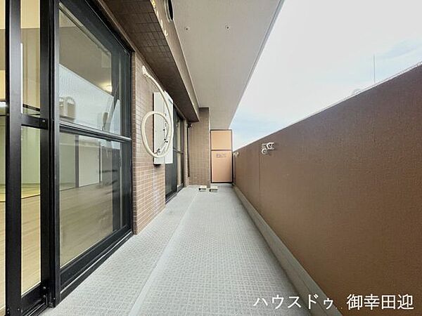 ■空の下の開放的な特等席■日光浴や読書、外の空気を感じながらリフレッシュ。暮らしを豊かにする、もう一つの心地よい空間です。