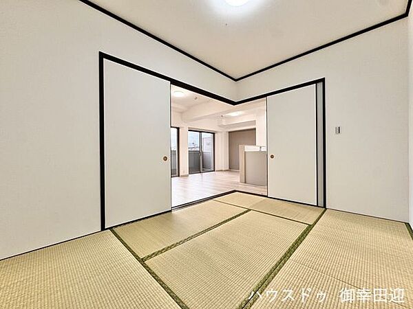 ■1階6帖和室■ゲストをもてなし、昼寝や家事にも使える、畳のぬくもりが心地よい多目的万能スペース。