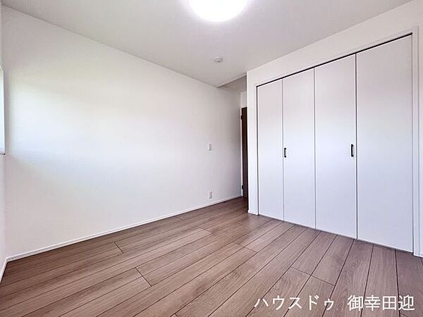 ■2階5帖洋室■寝室、書斎、趣味の部屋。家族の成長やライフスタイルに合わせ、様々な使い方ができる快適な空間です。