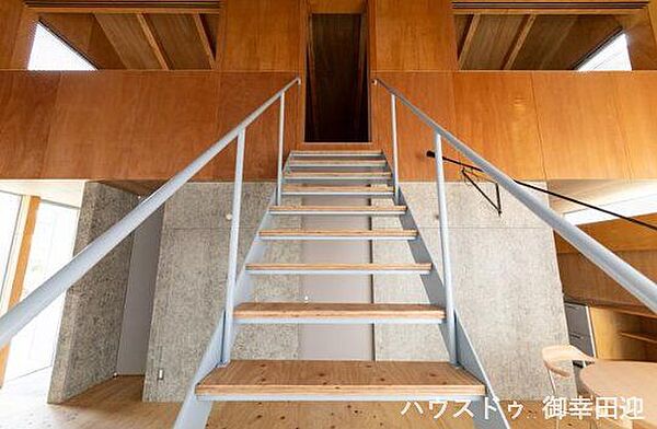 ■リビング階段■木板と合わせた鉄骨階段。リビング中央部の配置はデザイナーズハウスの象徴。