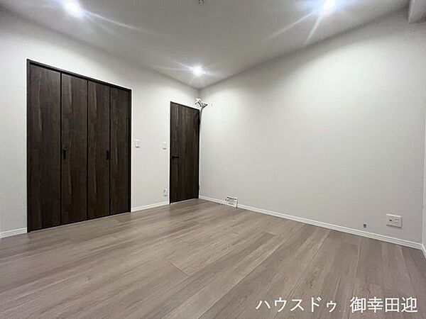 ■サービスルーム6.5帖■ゲストをもてなし、昼寝や家事にも使える、多目的万能スペース。