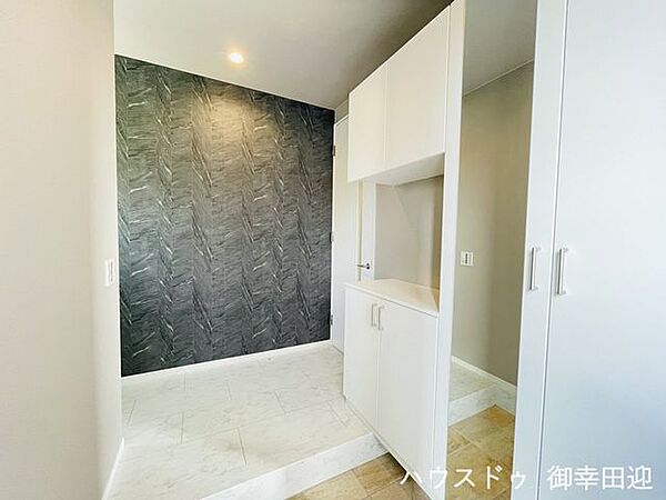 ■「ただいま」の安堵をくれる場所■訪れる人を迎え入れ、帰るたびにホッと一息つける、明るく機能的なエントランス。