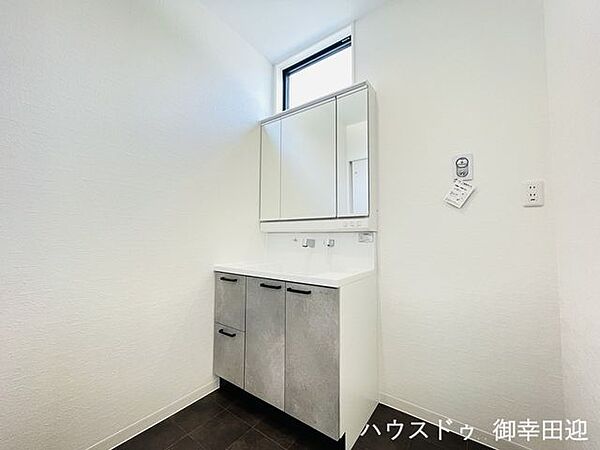 ■清々しいリフレッシュ空間■自分を磨き、気持ちを切り替える。心地よい光が差し込むプライベートスペース。