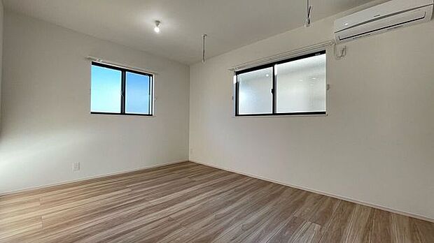 開放感あふれる明るいリビングダイニングは、元気いっぱいに走り回るお子様を笑顔で見守る、親子の幸せ溢れるあたたかな空間