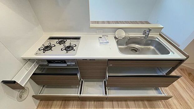 引出しを開けると、大きなストッカーが現れます。大きな鍋や調理器具をたっぷり収納できます