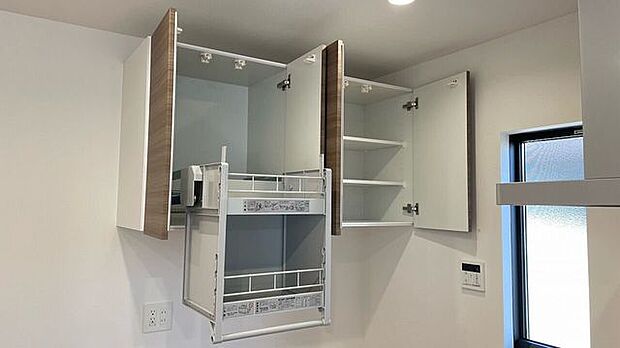 昇降吊戸棚がございますので、女性の方でも簡単に収納できます