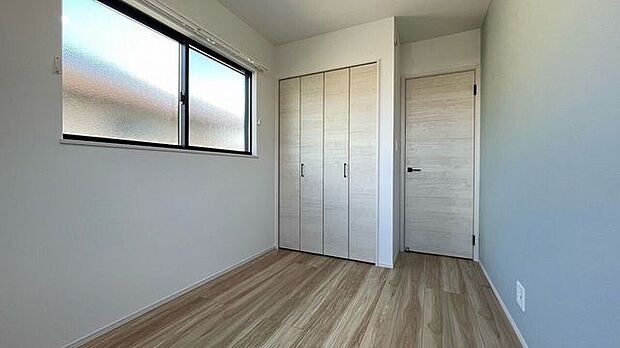 白を基調としたシンプルな空間に美しい木目のフローリングが映えます