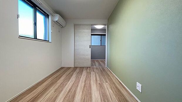 お子様の成長に合わせて仕切れる扉付きです