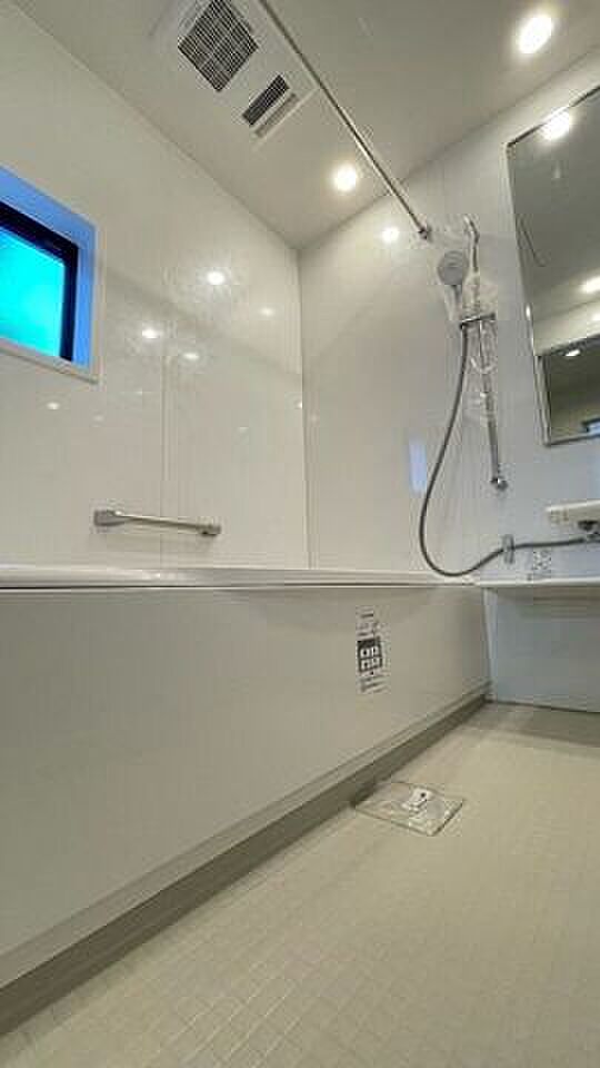 一日の疲れを癒やすお風呂。見た目もすっきり整えると、清潔感があって気持ちいいですね。シャンプー類をおしゃれなディスペンサーに詰め替えると統一感が出ます