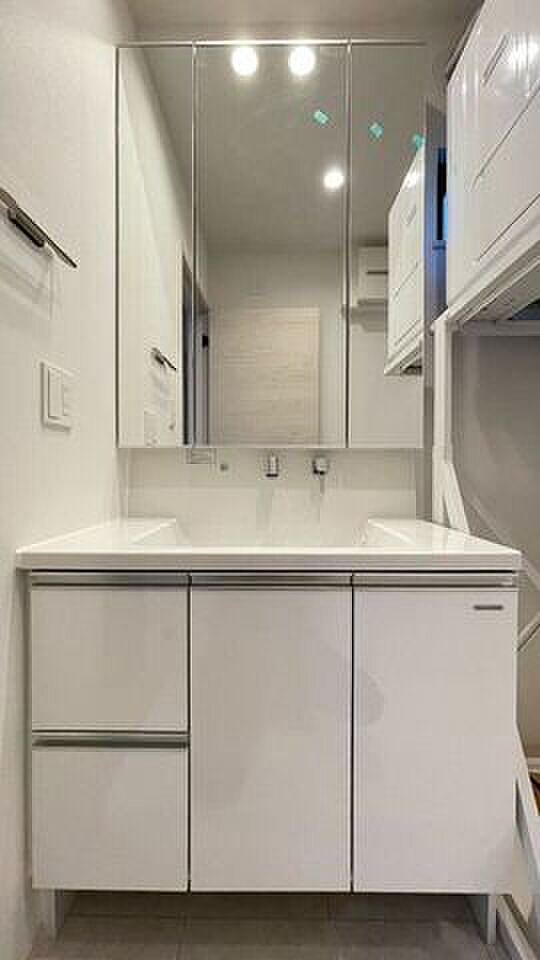 洗面台には三面鏡を採用。身だしなみを整えやすい事はもちろんですが、鏡の後ろに収納スペースを設ける事により、散らかりやすい洗面スペースをすっきりさせる事が出来ます!