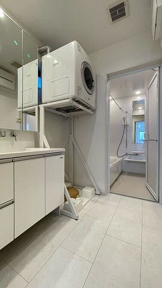 白で統一された洗面所は、明るく清潔感あふれる空間です