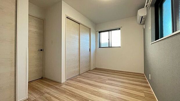 シンプルな洋室はカーテンやクロスなどとカラーを合わせると、まとまりが出てすっきりした空間になりますよ