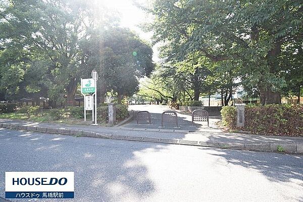 柏西口第一公園広い園内にはD51型蒸気機関車が展示されており、乗り物好きのお子さん大興奮まちがいなし! もちろん電車好きの大人にもおすすめのスポットです 410m