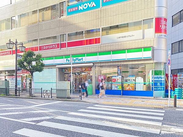 ファミリーマート柏駅末広町店柏駅の西口ロータリーから歩いて3分ほどのところにあるファミマです。 この辺りはファミレスやコンビニ、薬局がたくさんあるエリアになっています。 510m